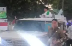 Prabowo Bagi-Bagi Kaos Usai Buka Muktamar NU