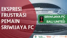 Berita video beragam ekspresi frustrasi pemain Sriwijaya FC saat menghadapi Bali United pada semifinal leg I Piala Presiden 2018 di Palembang, Minggu (11/2/2018).