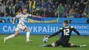 Pemain Italia, Davide Frattesi, berusaha mencetak gol ke gawang Ukraina dalam duel matchday 10 Kualifikasi Euro 2024 Grup C di Stadion BayArena, Jerman, Selasa, (21/11/2023). Namun, mereka unggul selisih gol dan berhak finis kedua di klasemen akhir Grup C kualifikasi sekaligus memastikan diri lolos langsung ke putaran final Piala Eropa 2024. (AP Photo/Martin Meissner)