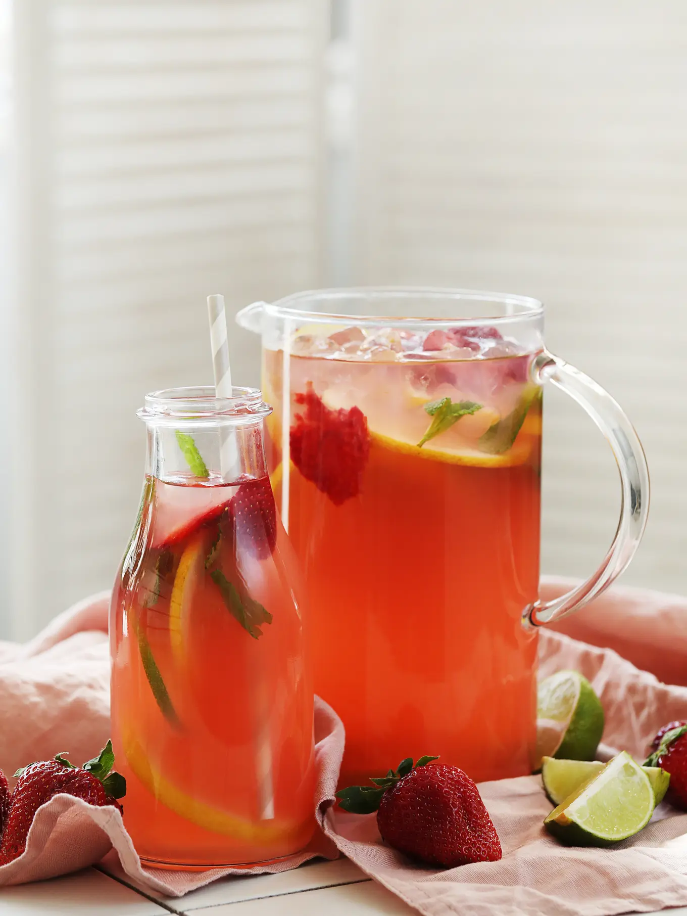 Resep Infused Water Lemon Stroberi yang Sehat Menyegarkan Food