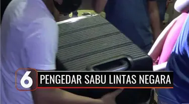 Polda Sulsel menangkap dua pemuda jaringan pengedar narkoba lintas negara pada Rabu (25/8) malam. Polisi berhasil menyita 40 kilogram sabu dan sekitar 4000 pil ekstasi di dalam koper.