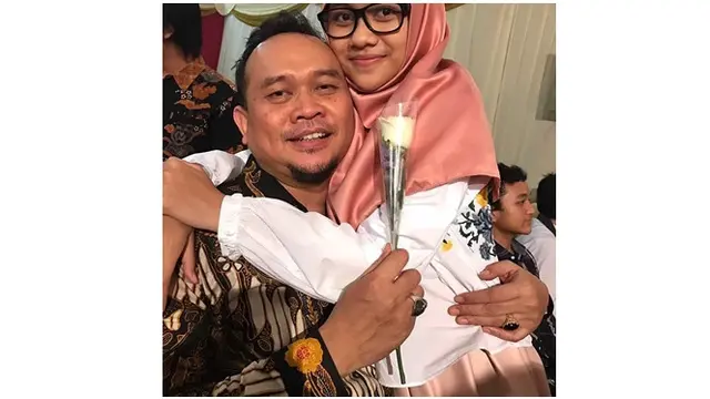 Meski memiliki kesibukan, Cak Lontong juga meluangkan waktu untuk keluarga, termasuk putrinya.