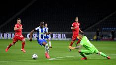 Penyerang Hertha Berlin, Dodi Lukebakio, saat mencetak gol ke gawang Union Berlin pada laga lanjutan Bundesliga di Stadion Olimpiade, Berlin, Sabtu (23/5/2020) dini hari WIB. Hertha menang 4-0 atas Union. (AFP/Stuart Franklin/Pool)