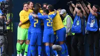 Pemain Brasil rayakan gol yang diciptakan Philippe Coutinho (OLGA MALTSEVA / AFP)