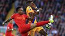 Pemain Liverpool, Nathaniel Clyne (kiri) menghalau bola dari kejaran pemain Crystal Palace, Wilfried Zaha pada lanjutan Premier League di Anfield Stadium, Liverpool, (23/4/2017). Liverpool kalah 1-2. (Peter Byrne/PA via AP)