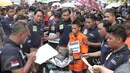 Tersangka Anwar melakukan reka ulang saat mengendarai motor untuk menjemput korban di Rusun Benhil, Jakarta, Minggu (29/11/2015). Rekonstruksi dilakukan sebanyak 36 reka adegan. (Liputan6.com/Angga Yuniar) 