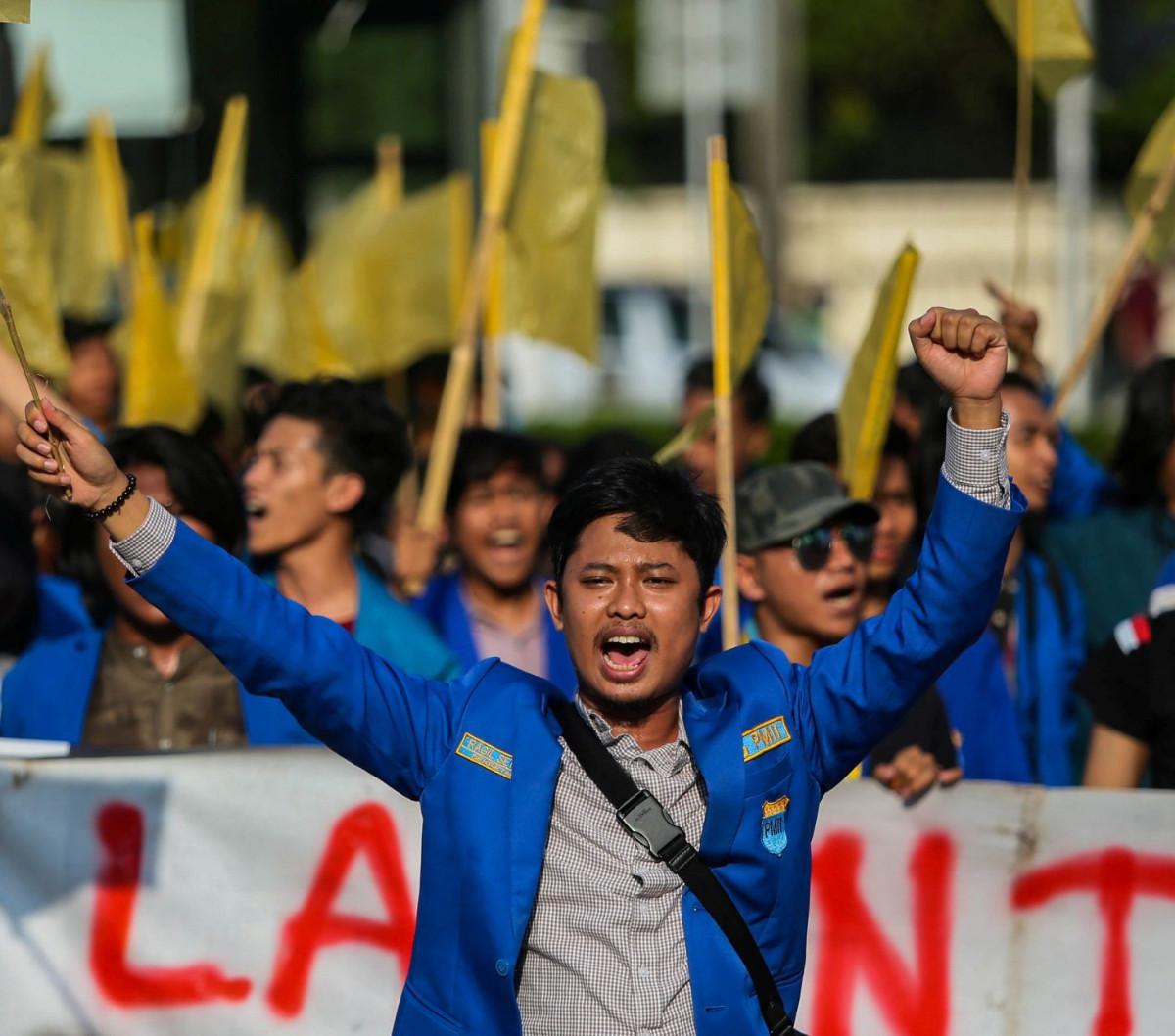 Dengan suaranya yang lantang, mereka berorasi meneriakan seruan "Stop Pemilu Curang dan Praktik KKN"  Foto: Liputan6.com / Angga Yuniar