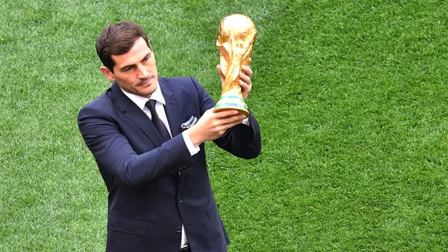 Iker Casillas dan Supermodel asal Rusia Pamer Trofi Piala Dunia