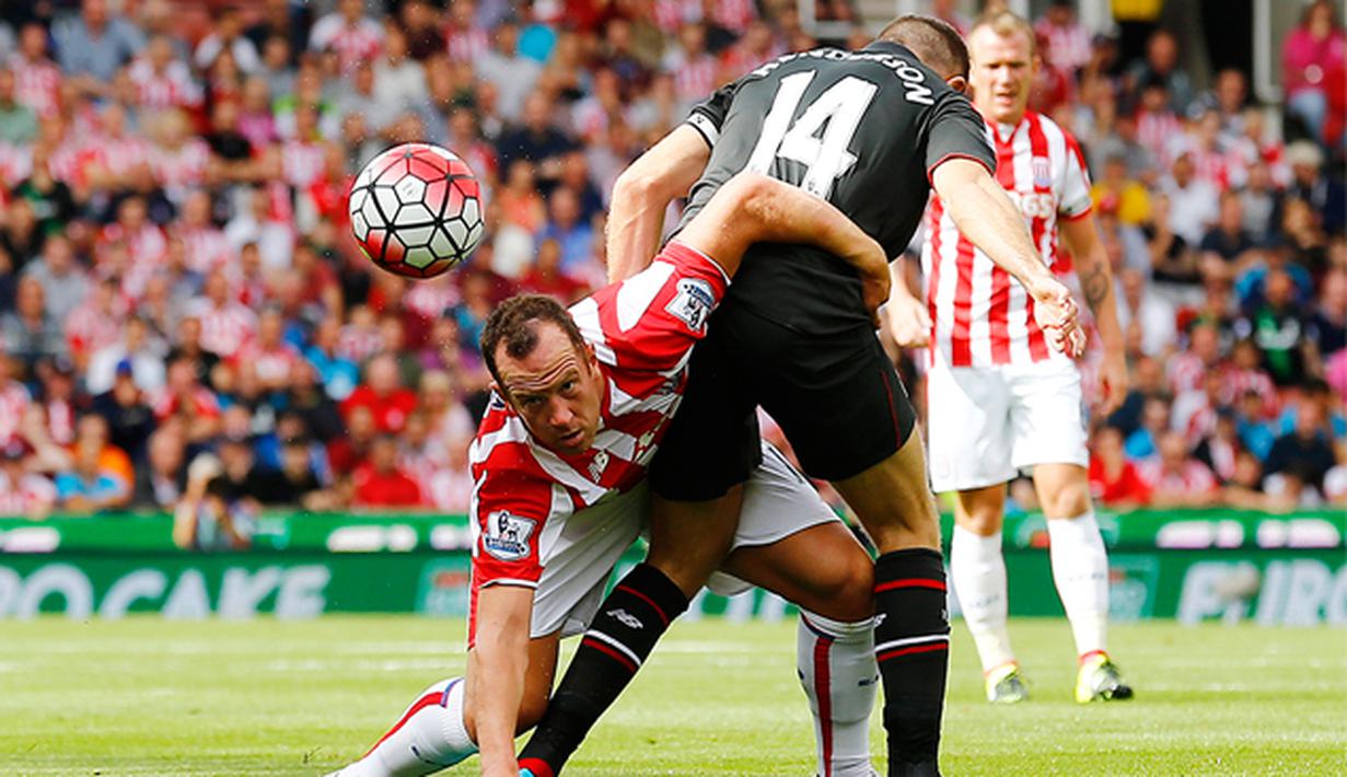 Pemain Liverpool, Jordan Henderson menahan pergerakan dari pemain Stoke, Charlie Adam pada laga Liga Premier Inggris di Britannia Stadium, Inggris, Minggu (9/8/2015). Stoke kalah 0-1 dari Liverpool. (Reuters/Darren Staples) 