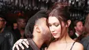 Bella Hadid mendapatkan ciuman romantis dari The Weeknd pada 2015. (REX/Shutterstock/HollywoodLife)