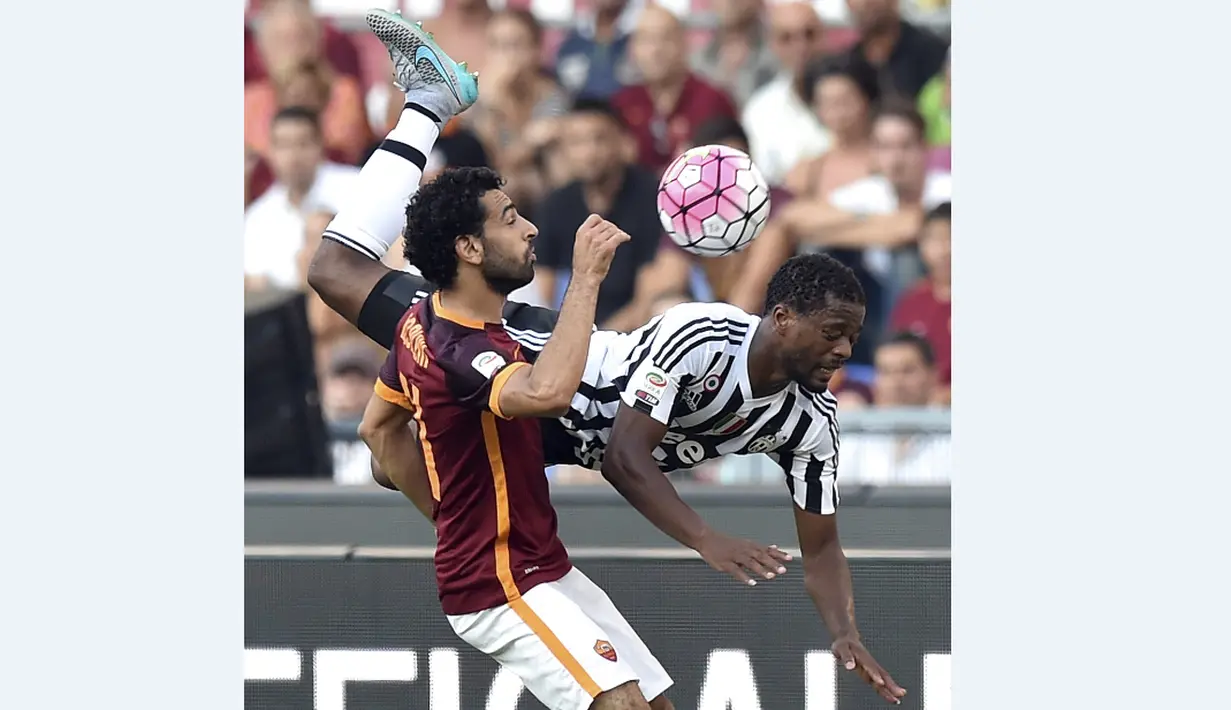 Pemain Juventus, Patrice Evra berebut bola dengan pemain Roma, Mohammed Salah. Minggu (30/8/2015). (Reuters)