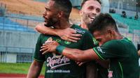 Paulo Victor merayakan gol kemenangan Persebaya ke gawang Bhayangkara FC bersama Ze Valente dan Ahmad Nufiandani. (Wahyu Pratama/Bola.com)