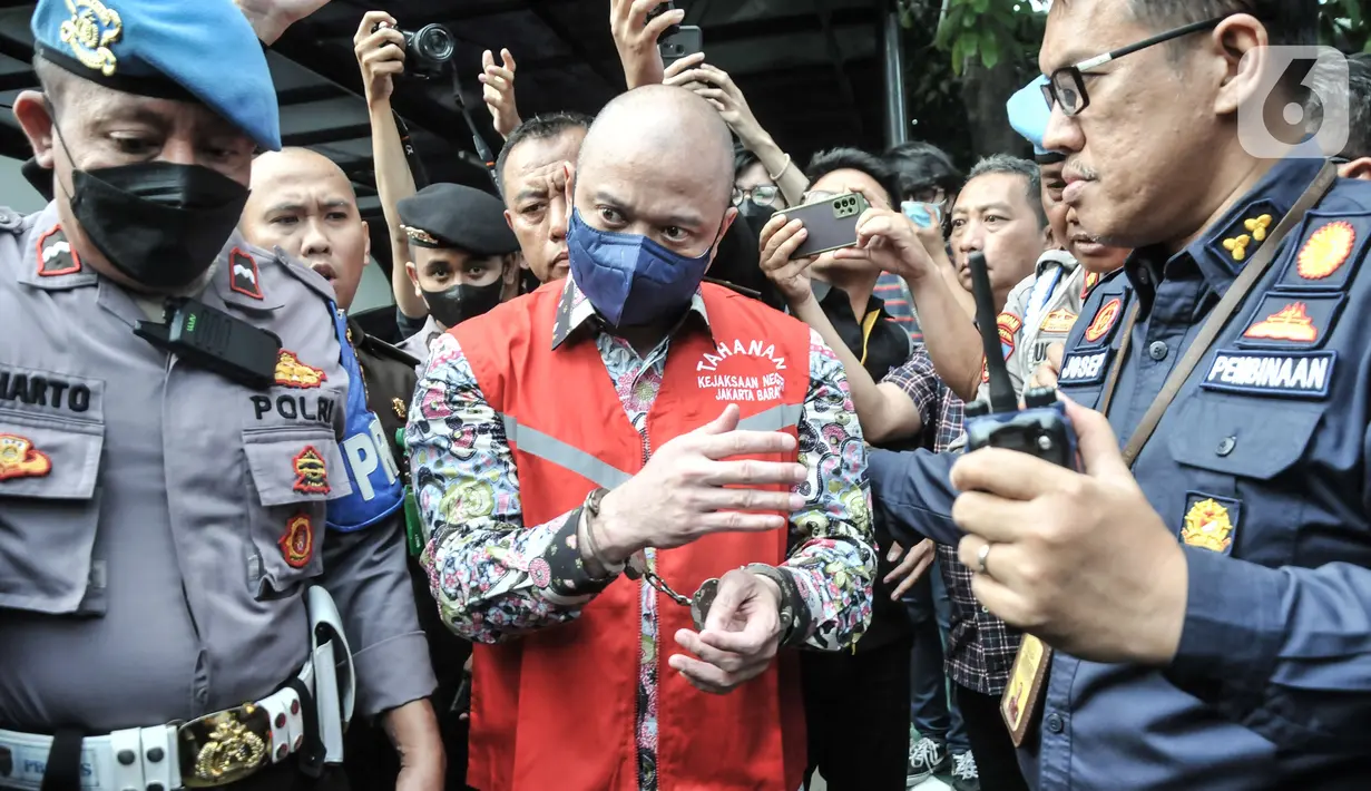 Tersangka Irjen Pol Teddy Minahasa mengenakan rompi merah Kejaksaan saat menuju mobil tahanan usai pelimpahan tahap II kasus narkoba di Kejaksaan Negeri Jakarta Barat, Rabu (11/1/2023). Penyidik Ditresnarkoba Polda Metro Jaya resmi melimpahkan berkas perkara kasus narkoba mantan Kapolda Sumatera Barat Irjen Pol Teddy Minahasa dan sejumlah tersangka ke Kejari Jakarta Barat. (merdeka.com/Iqbal S Nugroho)