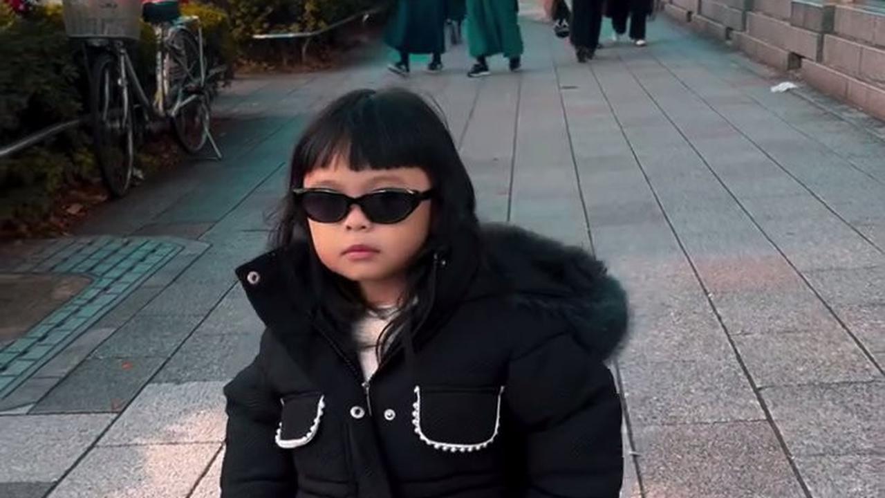 Liburan ke Luar Negeri, Gaya Ameena Anak Atta Halilintar Dan Aurel Hermansyah yang Stylish - Minta Divideoin Pengin Jadi Model