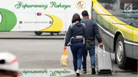 Calon pemudik menuju bis antar kota antar provinsi di Terminal Kampung Rambutan, Jakarta,  Sabtu (24/6). Hingga H-1 Lebaran 2017, pemudik terus berdatangan di Terminal Kampung Rambutan.  (Liputan6.com/Helmi Fithriansyah)