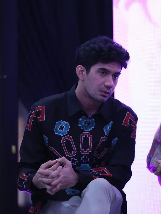 Reza Rahadian hadir saat peluncuran perangko Habibie Ainun di CoHive Filateli, Jakarta Pusat, Jumat(20/12/2019) malam. (Daniel Kampua/Fimela.com)