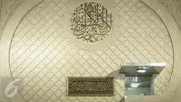Potongan Kiswah hadiah dari Raja Salman bin Abdulaziz Al Saud di Masjid Istiqlal, Jakarta, Jumat (10/3). Kiswah yang telah dibingkai dengan warna emas tersebut dipajang di dinding depan dari bagian dalam Masjid Istiqlal. (Liputan6.com/Faizal Fanani)