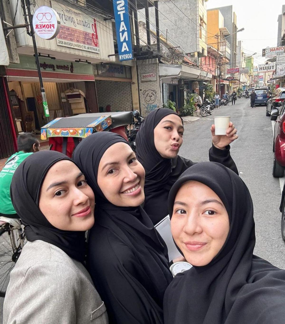 7 Potret Geng Berhijab yang Selalu Mengabadikan Setiap Momen Liburan dan Kerja!