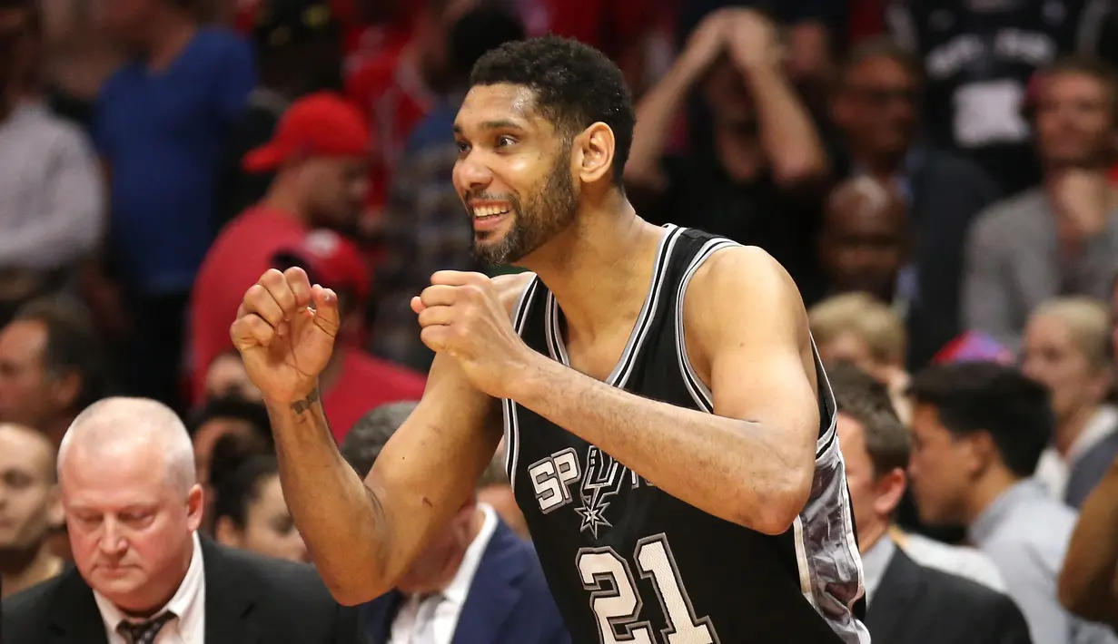 Tim Duncan menempati posisi ke tiga. Peraih lima cincin juara bersama Spurs ini telah membukukan 251 kali penampilan pada laga Playoff NBA. (Foto: Getty Images via AFP/Stephen Dunn)