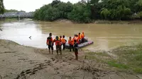 Tim Basarnas yang menyisir Sungai Lusi akhirnya menemukan jenazah Jumeno, Jumat (10/2/2017) yang hanyut sejak Rabu (8/2/2017) saat bertugas mengawal jenazah berenang. (foto : Liputan6.com/ Edhie Prayitno Ige)