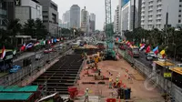 Pekerja menyelesaikan pembangunan proyek MRT di kawasan Bundaran HI, Jakarta, Rabu (15/4/2015). PT MRT Jakarta menyiapkan bentuk rancangan stasiun bawah tanah di Bundaran HI akan memiliki 3 lantai di bawah tanah. (Liputan6.com/Faizal Fanani)