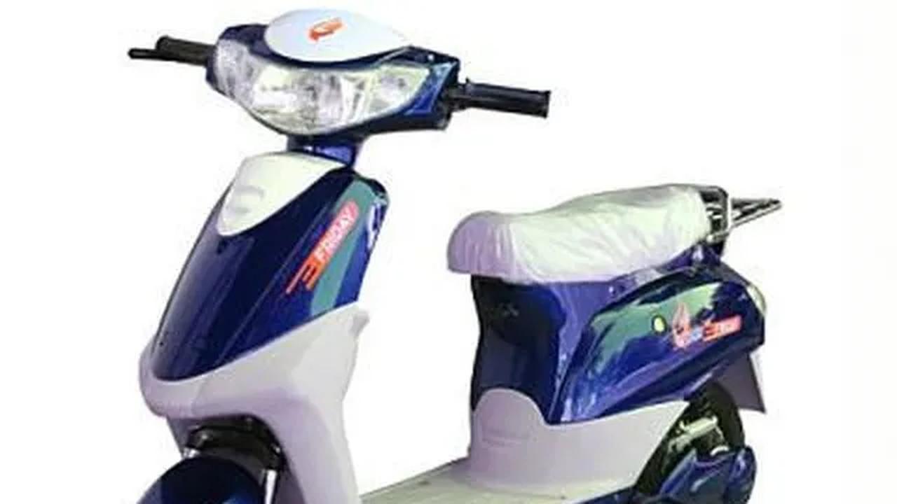 Di beberapa sudut kota mulai terlihat pengguna sepeda listrik berlalu lalang.