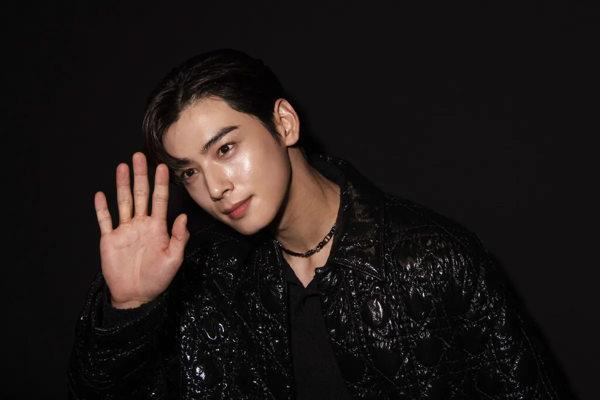 Cha Eun Woo dalam peragaan busana Dior musim semi/ panas 2023 pada September 2022 di Paris. (Vianney Le Caer/Invision/AP)