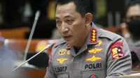 Kapolri Jenderal Pol Listyo Sigit Prabowo memberi paparan dalam rapat kerja bersama Komisi III DPR di di Kompleks Parlemen Senayan, Jakarta, Senin (24/1/2022). Raker terkait evaluasi kinerja dan capaian Polri selama tahun 2021, serta rencana penggunaan anggaran 2022. (Liputan6.com/Angga Yuniar)
