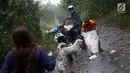 Relawan Bali Rumah Singgah Satwa memberi makan anjing yang ditinggalkan pengungsi di Dusun Sogra, Desa Sebudi, Karangasem, Bali, Minggu (3/12). (Liputan6.com/Immanuel Antonius)