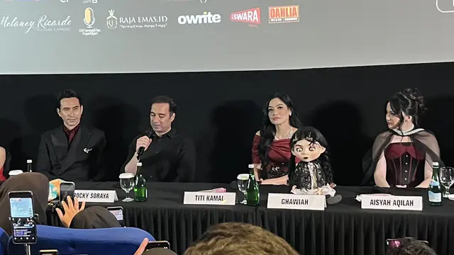 Darius Sinathrya, Rocky Soraya, Titi Kamal, dan Aisyah Aqilah dalam konferensi pers dan screening film "The Doll Ghawiah" di kawasan Jakarta pada (16/10/2026)/ (Liputan6.com/Afradhiya N. R)