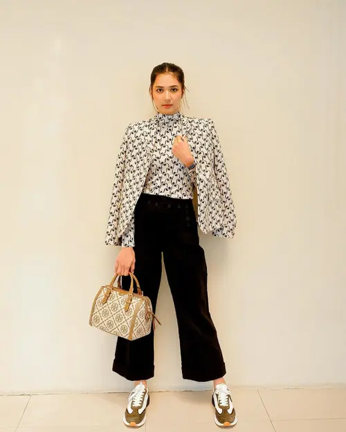 Ishda lezbiyenler porno