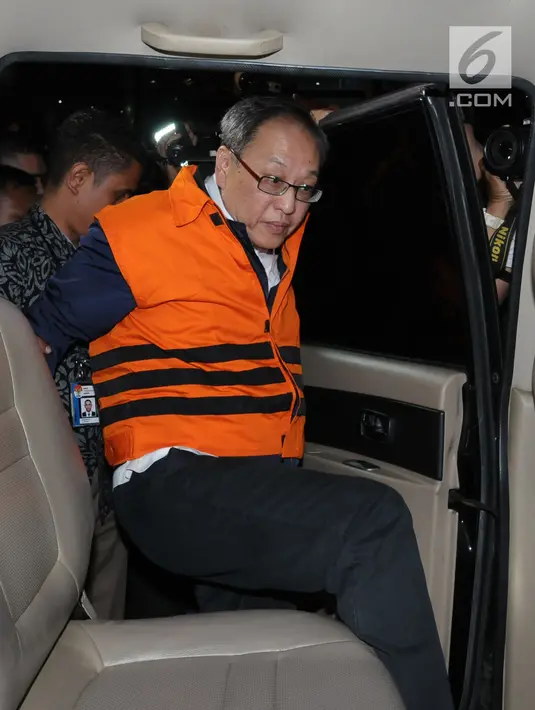 Tersangka dugaan korupsi proyek pengadaan E-KTP, Made Oka Masagung naik mobil tahanan usai menjalani pemeriksaan di gedung KPK Jakarta, Rabu (4/4). Ia ditahan usai diperiksa sebagai tersangka dugaan korupsi proyek e-KTP. (Liputan6.com/Helmi Fithriansyah)