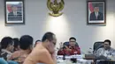 Ahli Hukum Tata Negara Irman Putra Sidin (kemeja merah) memberikan keterangan saat diundang oleh Panitia Hak Angket DPRD DKI Jakarta, Rabu (25/3/2015). (Liputan6.com/Johan Tallo)