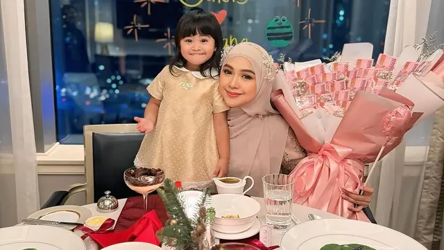 Potret Ria Ricis dinner romantis dengan Moana