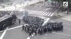Pendemo terpaksa dihalau polisi dengan menggunakan peluru karet, gas air mata dan meriam air.