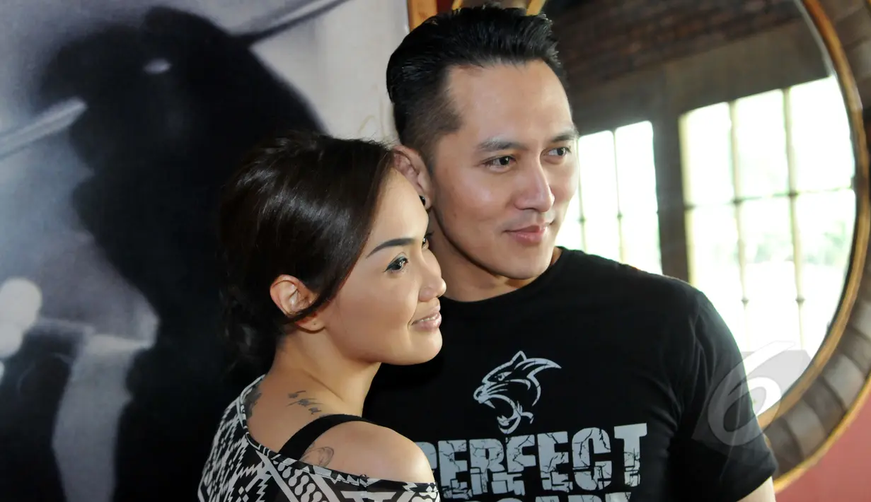 Demian bersama Sara Wijayanto saat ditemui di FX Sudirman (20/5/2015). Rencananya Demian akan dikubur hidup-hidup dengan semen selama dua hari. (Liputan6.com/Panji Diksana)