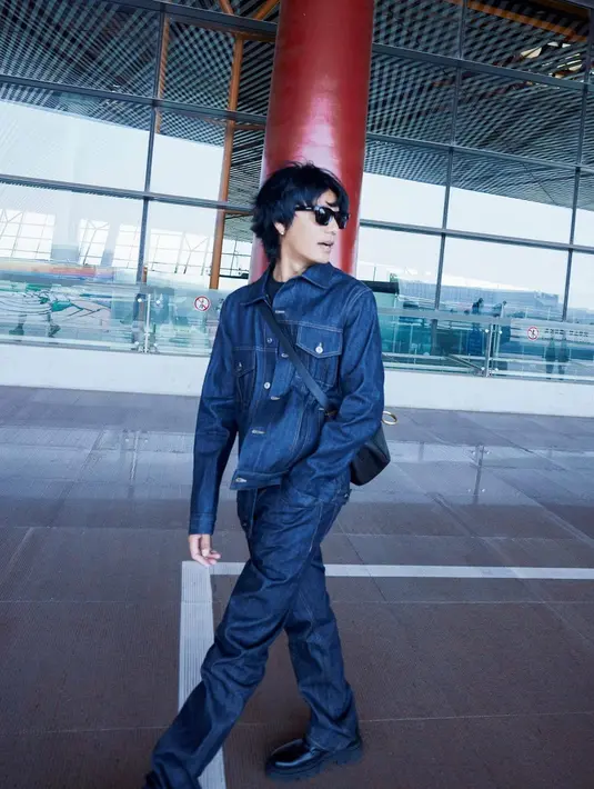 Brand ambassador Burberry lainnya, Chen Kun mengenakan Jaket Denim Jepang Burberry, Jeans Denim Jepang Straight Fit dengan Tas Medium Knight.  [DokBurberry]