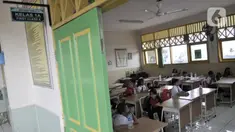 Siswa saat mengikuti kegiatan belajar di salah satu kelas SDN Bukit Duri 11, Jakarta, Senin (6/1/2020). Banjir menyebabkan sekitar 50 persen siswa SDN Bukit Duri 11 tidak masuk sekolah karena mayoritas tinggal di kawasan Kampung Melayu dan Kampung Pulo. (merdeka.com/Iqbal S. Nugroho)
