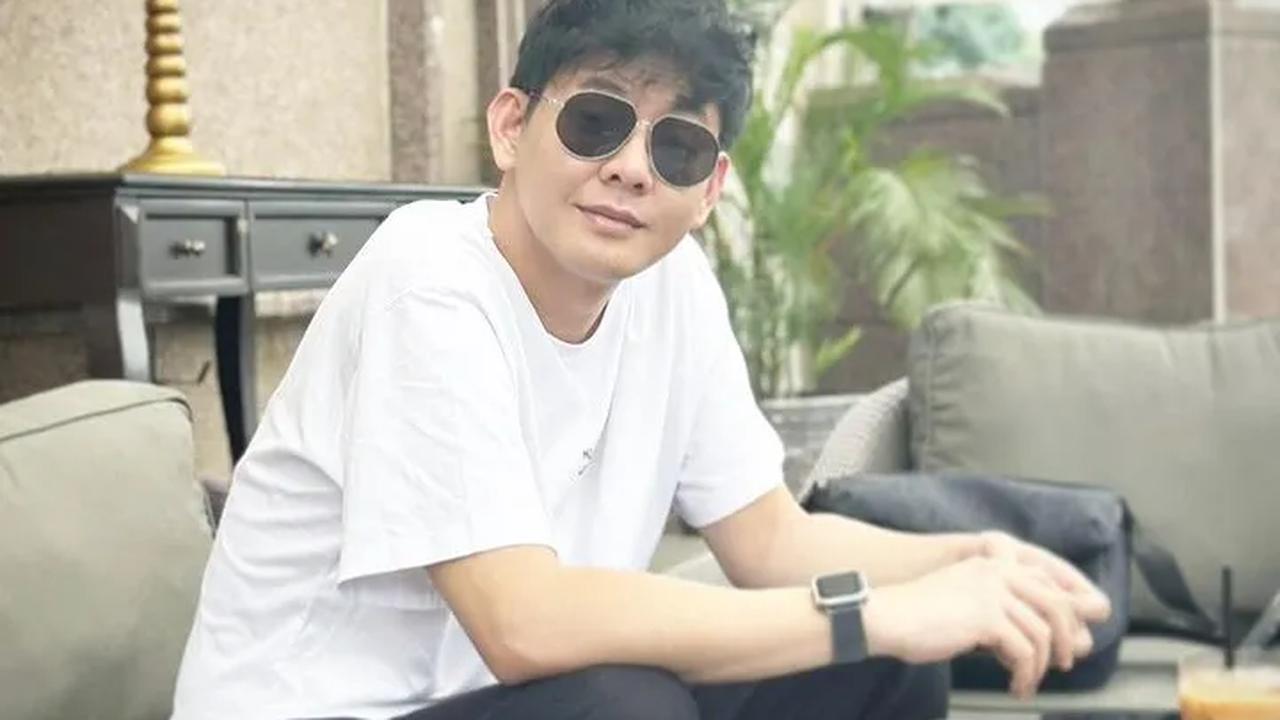 Penampilan Andi Arsyil saat berada di Malaysia mencuri perhatian netizen. Apalagi Andi Arsyil memiliki paras tampan.<br>