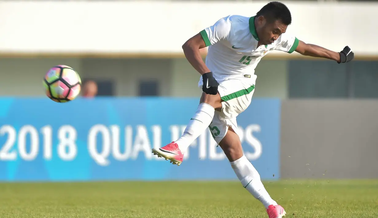 Pemain Timnas Indonesia U-19, Saddil Ramdani menendang bola saat bertanding melawan Korea Selatan pada laga ketiga kualifikasi Piala Asia U-19 2018 di Paju Public Stadium, Korsel (4/11). Timnas kalah 4-0 dari Korsel. (AFP Photo/Kim Doo-Ho)