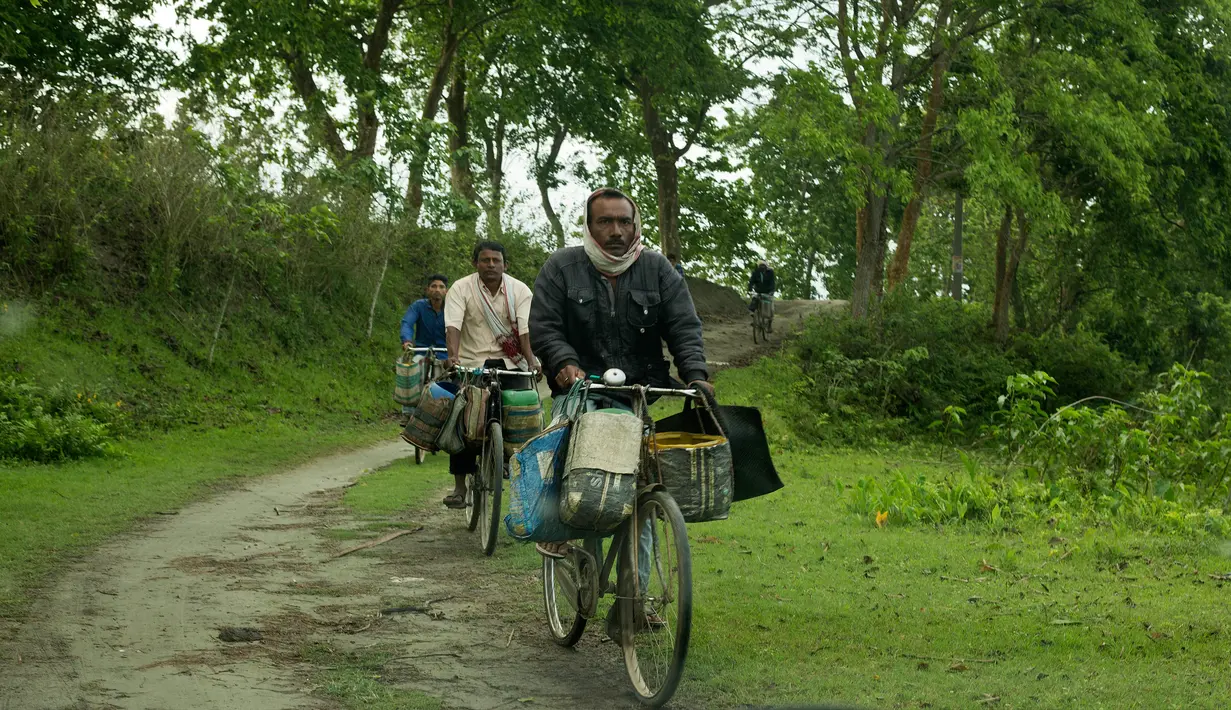 Nelayan mengendarai sepeda untuk membeli ikan di tepi sungai Brahmaputra, India (3/4). Assam sangat kaya akan sumber daya airnya. Brahmaputra adalah salah satu sungai terbesar di Asia, yang melewati wilayah China Tibet, India dan Bangladesh sebelum konvergen ke Teluk Benggala. (AP Photo/Anupam Nath)