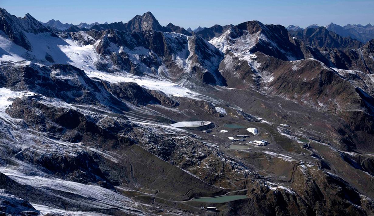 Area ski Gletser Stubai terlihat di dekat Innsbruck, Austria, 25 September 2023. Hasil penelitian University of Leeds dan University of Essex menunjukkan, pencairan gletser di Pegunungan Alpen telah terjadi pada tingkat yang belum pernah terjadi sebelumnya karena perubahan iklim. (AP Photo/Matthias Schrader)