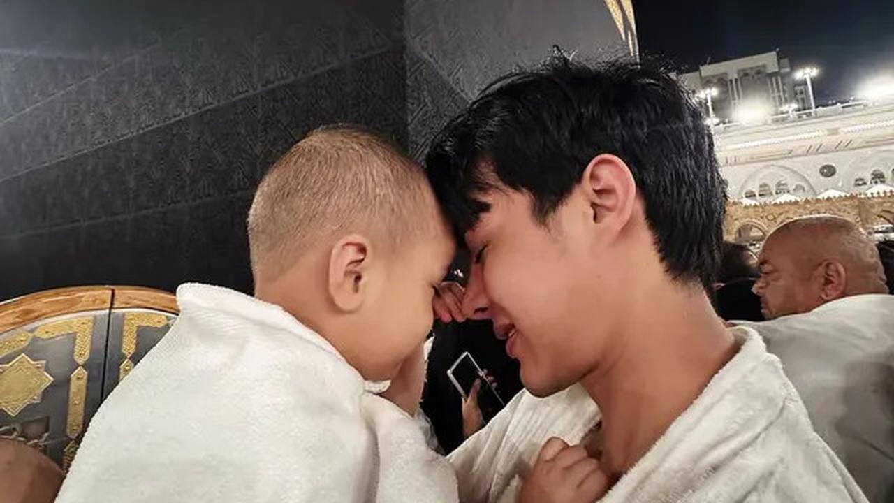 7 Momen Kaba Anak Rey Mbayang Cium Ka'bah, Digendong Petugas