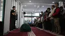 Keluarga dan kerabat bersiap mensalatkan jenazah almarhum Andika Putra Sahadewa di Mesjid Al-Iman, Cipinang Elok, Jakarta, Selasa (10/4). Bassist grup band Kerispatih, Andika Putra Sahadewa, meninggal dunia di usia 36 tahun. (Liputan6.com/Faizal Fanani)