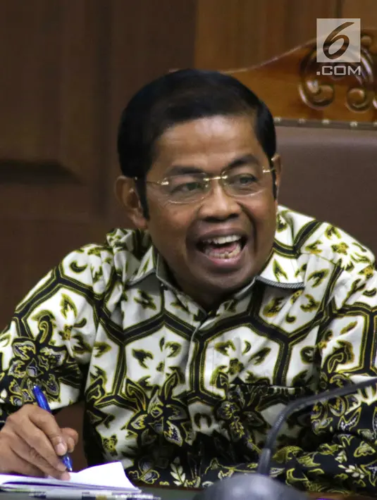 Terdakwa dugaan penerimaan suap terkait kerja sama pembangunan PLTU Riau-1, Idrus Marham saat menjalani sidang lanjutan di Pengadilan Tipikor, Jakarta, Selasa (22/1). Sidang beragendakan pemeriksaan saksi. (Liputan6com/Helmi Fithriansyah)