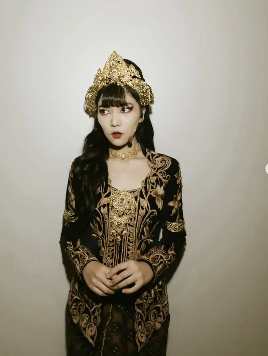 Kali ini Isyana juga tampak mengenakan kebaya dengan detail emas, Gaya etnik berpadu gothic hadirkan kesmepurnaan yang sesungguhnya. [Foto: Instagram/ Isyana Sarasvati ]