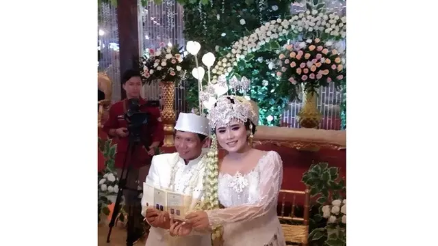 Termasuk Ginanjar, Ini 7 Pasangan Seleb Berbeda Usia Jauh yang Menikah di 2019