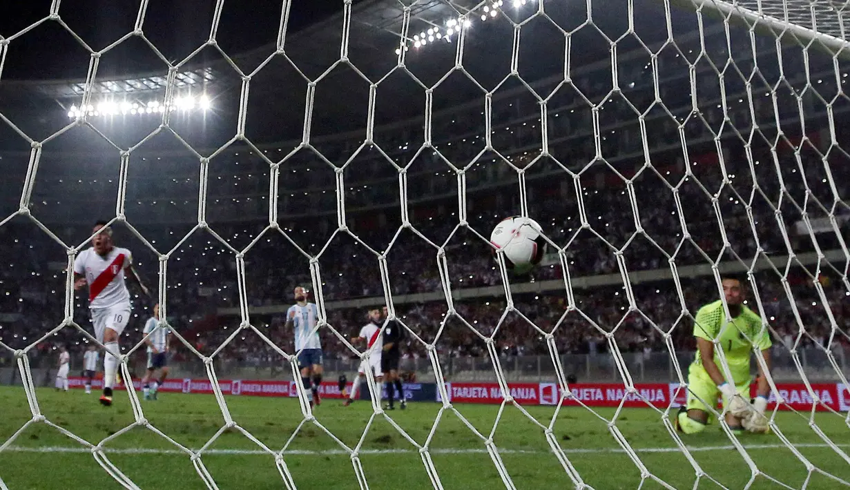 Gol pemain Peru, Christian Cueva (kiri) ke gawang Argentina mengubah skor menjadi 2-2 pada laga pada laga kualifikasi di Nacional Stadium, Lima, Peru. (REUTERS/Mariana Bazo)