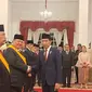 Presiden Joko Widodo atau Jokowi memberikan anugerah tanda kehormatan kepada sejumlah tokoh di Istana Negara Jakarta, Rabu (16/8/2024). (Liputan6.com/Lizsa Egeham)