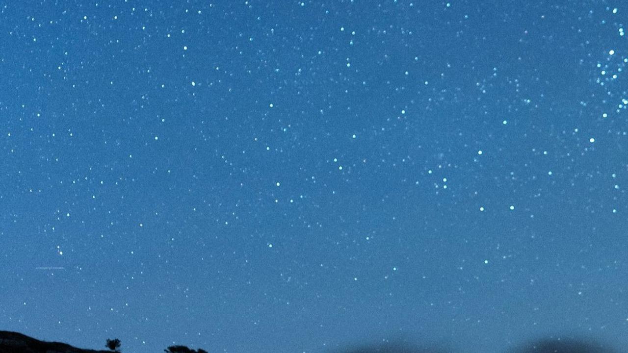 Namun puncak sebenarnya baru mulai akan terjadi sekitar tengah malam hingga pagi hari.